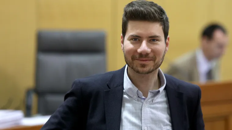 Pernar objavio fotografiju sa srednjo&scaron;kolcima: 'S njima ćemo Reinera za koju godinu deložirati iz Sabornice kad bude ometao'