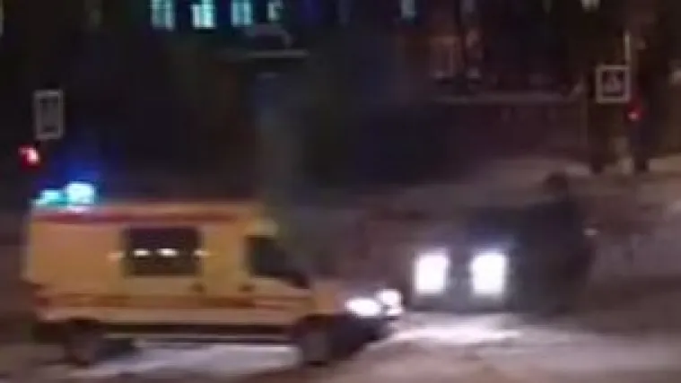 Stravična snimka iz Rusije: babica ispala iz vozila hitne pomoći