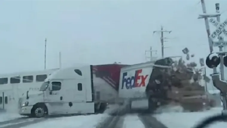 Vlak punom brzinom proletio kroz kamion!