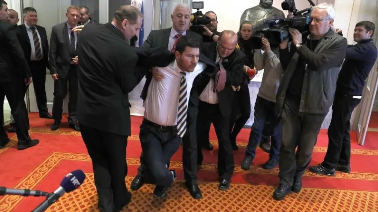 'Ovo je &scaron;kola, a ne politička pozornica'