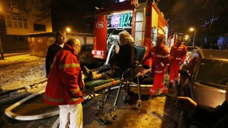 Vatrogasci iz plamtećeg stana spasili stariju gospođu