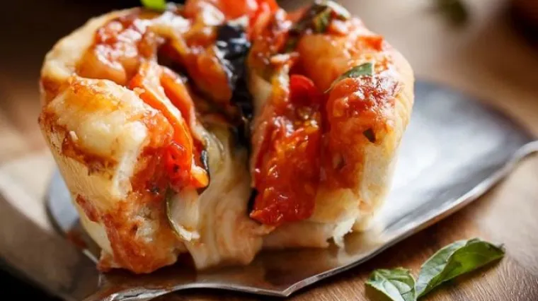 Brzinski ručak: &Scaron;arene pizza ko&scaron;arice s mozzarellom, rajčicom i slaninom