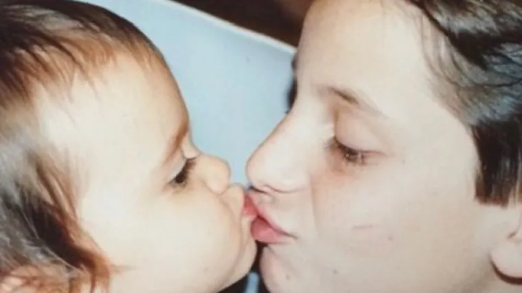 Slavna pjevačica se pohvalila fotkama iz djetinjstva, prepoznajete li je?