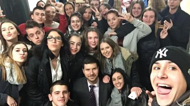 Pernar prijavljen policiji: &scaron;kole smatraju da je zastupnik Živoga zida neovla&scaron;teno ulazio u njih i fotografirao se s maloljetnicima