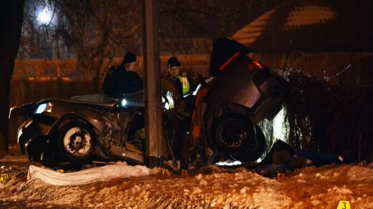 Dvadesetogodi&scaron;nji mladić sletio s ceste, zabio se u stup i poginuo