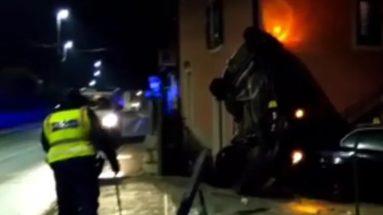Sletio s ceste pa zavr&scaron;io priljepljen za obiteljsku kuću. Nema teže ozlijeđenih