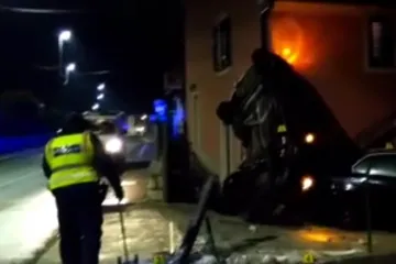 Sletio s ceste pa zavr&scaron;io priljepljen za obiteljsku kuću. Nema teže ozlijeđenih