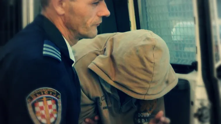 'Zažmiri, sad ću pucati! Ubit ću te k'o psa!'