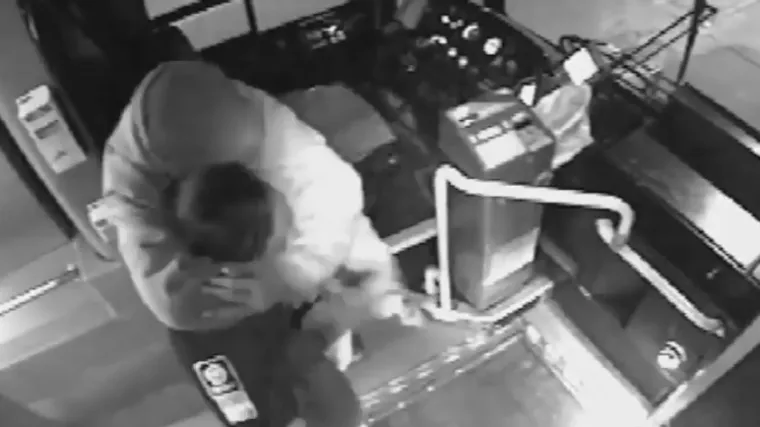 Starac postao heroj kada je svojim &scaron;tapom za hodanje spasio napadnutu vozačicu autobusa