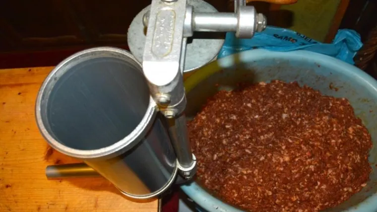 Častio obitelj i prijatelje suhomesnatim delicijama, zaraženo 45 osoba