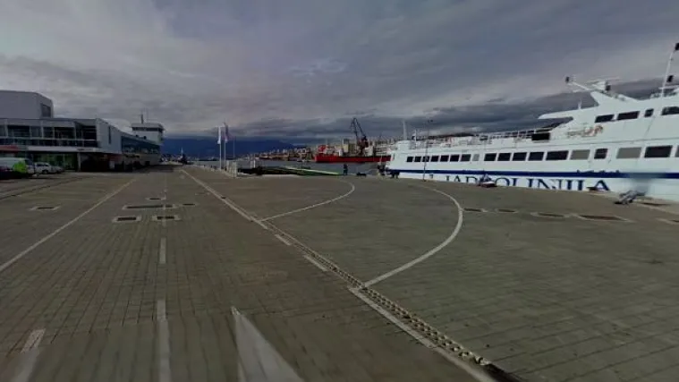 Vozač Citroenom sletio u more na Riječkom lukobranu