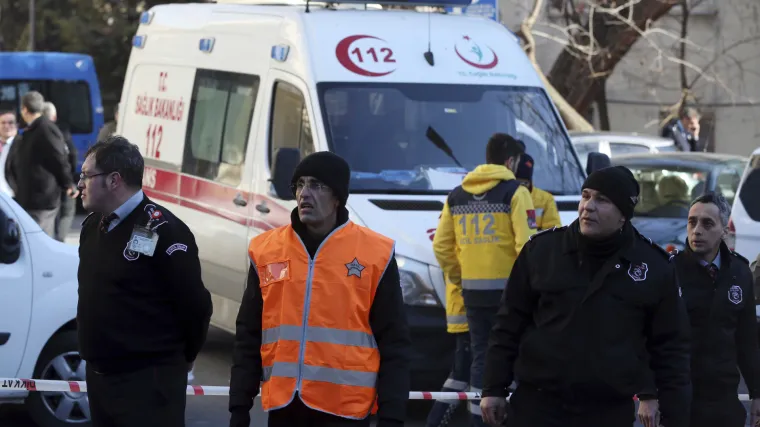 Naoružani napadač zabarikadirao se u bolnici i prijeti da će ubiti sebe i druge