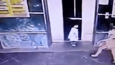 Majka udarila malenu kćer nogom da bi je spasila od sigurne smrti!