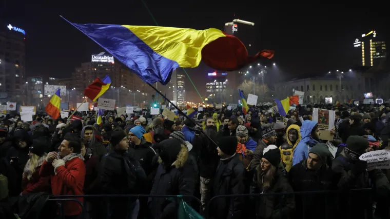 Deseci tisuća Rumunja treću noć zaredom na ulicama: 'Dajte ostavke i otiđite!'