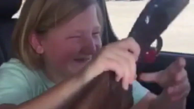 Djevojčica luda od sreće jer je na poklon dobila pu&scaron;ku