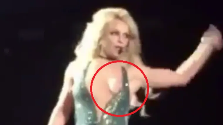 Britney Spears ponovno ispale grudi na pozornici