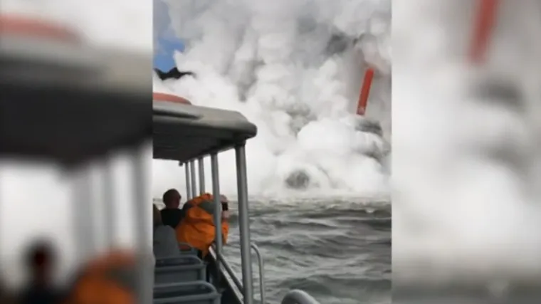 Teče, teče jedan vatreni slap: nevjerojatni prizori otopljene lave koja stvara eksplozije u moru