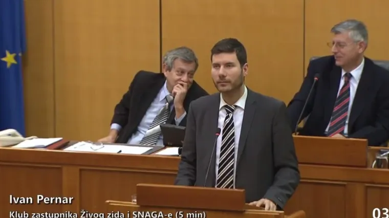 Četiri minute &scaron;utio za govornicom zbog mladih koji su napustili Hrvatsku