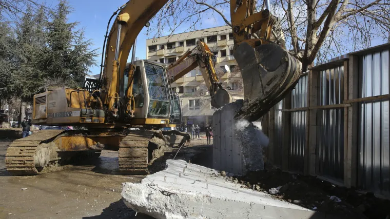 Popu&scaron;tanje napetosti između Beograda i Pri&scaron;tine? Srbi sru&scaron;ili zid u Kosovskoj Mitrovici