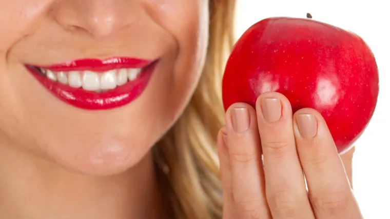 Za osmijeh koji obara s nogu! Izbijelite zube u kućnoj radinosti