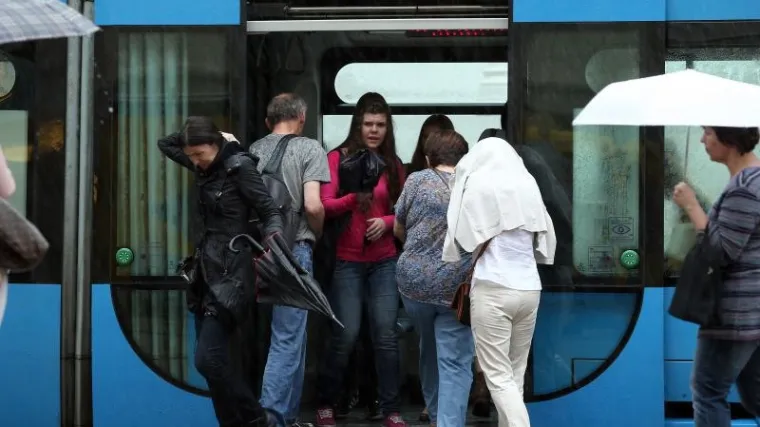 Prometni kaos u centru Zagreba: nestalo struje, a tramvaji stajali u kolonama