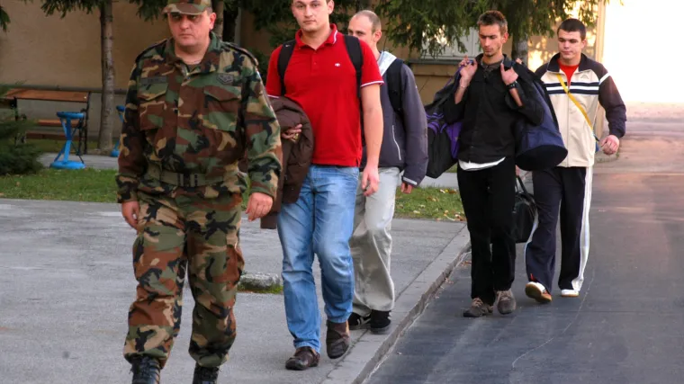 Većina Hrvata želi vraćanje vojnog roka, no razlog tome nije sigurnosna ugroza na Balkanu i u svijetu