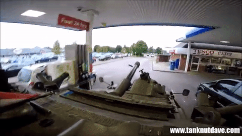 Nakon vožnje svratio na benzinsku natankirati – tenk