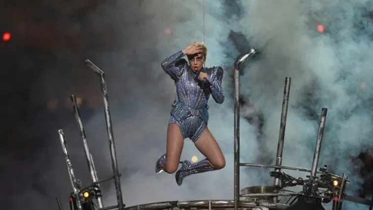 Lady Gaga priredila pravi spektakl na Super Bowlu