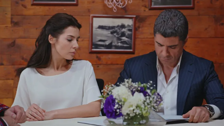 Nakon &scaron;to se vjenčaju Kahraman dovodi Elif u svoju kuću (Sudbina)