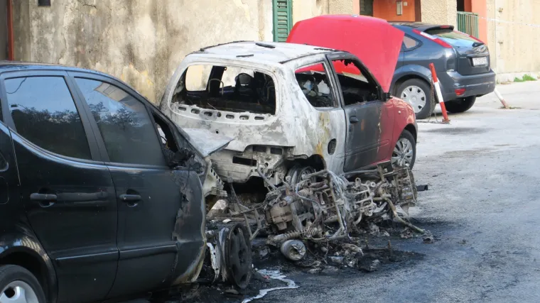 U Splitu gorjela tri vozila i motocikl, neslužbeno se doznaje da je požar namjerno izazvan