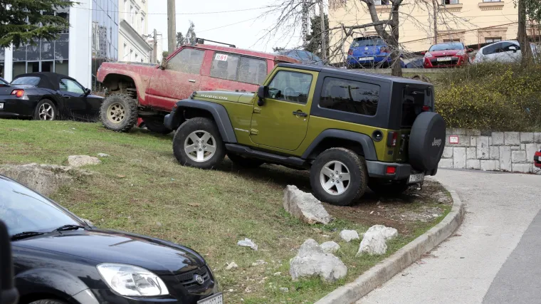 Snalažljivi ili samo bahati? Vlasnici terenaca parkirali svoje bijesne aute na zelenoj povr&scaron;ini
