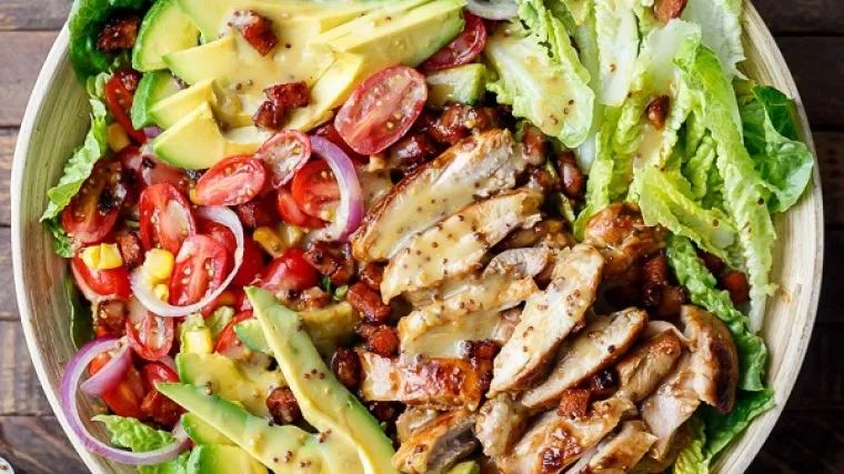 Brzinski ručak: Bogata salata od piletine, slanine i povrća u marinadi od senfa i meda