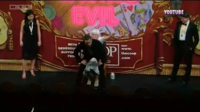 Blok zanimljivosti: Ryan Reynolds seksi plesom pokazao zahvalnost za titulu "Muškarca godine"