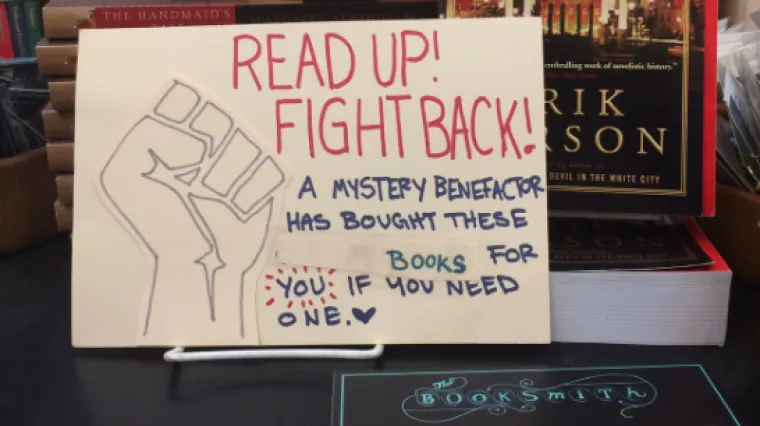 Misteriozni dobrotvor dijeli knjige u duhu američkog otpora prema Trumpu: 'Čitajte! Uzvratite udarac!'