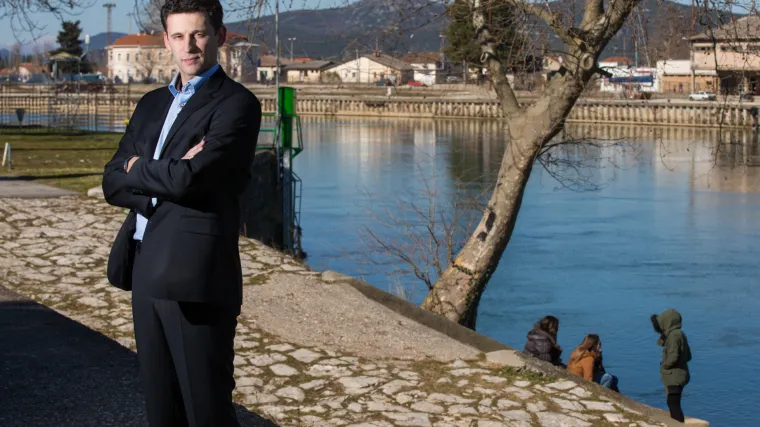 Most se vrlo jasno opredijelio da se neće opredijeliti ni oko čega osim svojih kumova i to treba po&scaron;tivati