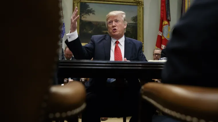 Gleda televiziju u kućnom ogrtaču i jede čips: kako izgleda Trumpov život u Bijeloj kući