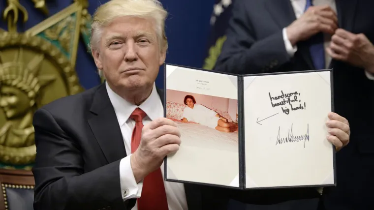 Trump je tvrdio da nema kućni ogrtač, a onda su iskopali ovu sliku...