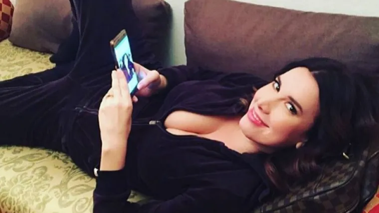 Čak i kad je vlasnica umorna, Nivesine bujne grudi izazivaju kaos po internetu