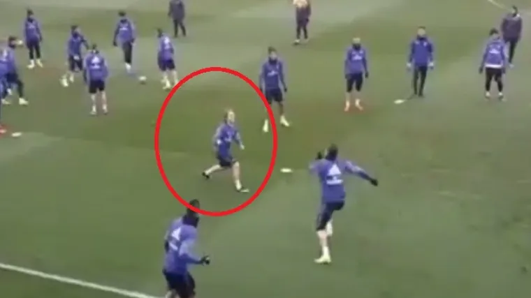 Hrvatski veznjak samo je ustuknuo kad je Portugalac poletio prema njemu