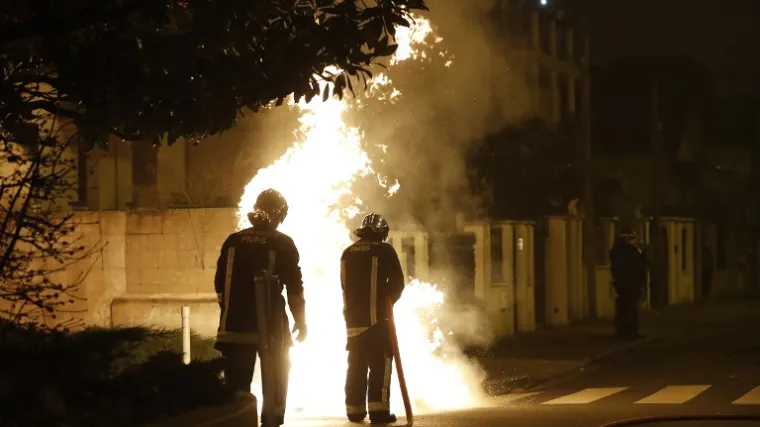 Građani napali policiju zbog mladića kojeg su policajci, navodno, silovali pendrekom