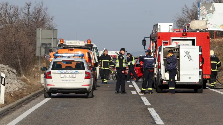 U stra&scaron;nom sudaru na magistrali izgorio vozač automobila: u nesreći ozlijeđeno 11 djece!