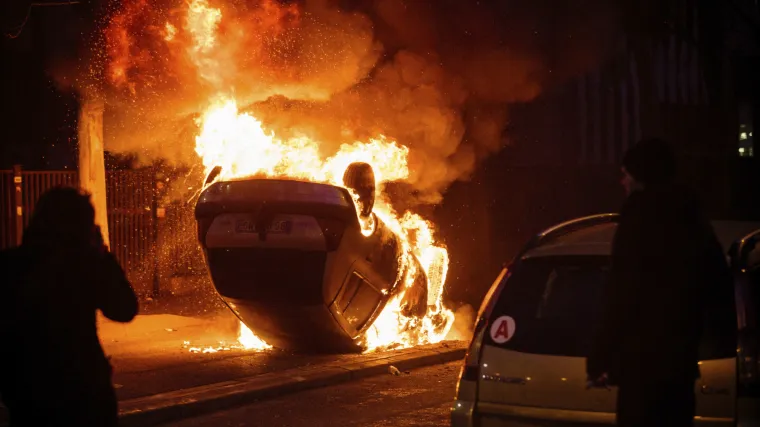 Novi ulični neredi: opet izbili žestoki sukobi policije i prosvjednika u pari&scaron;kom predgrađu