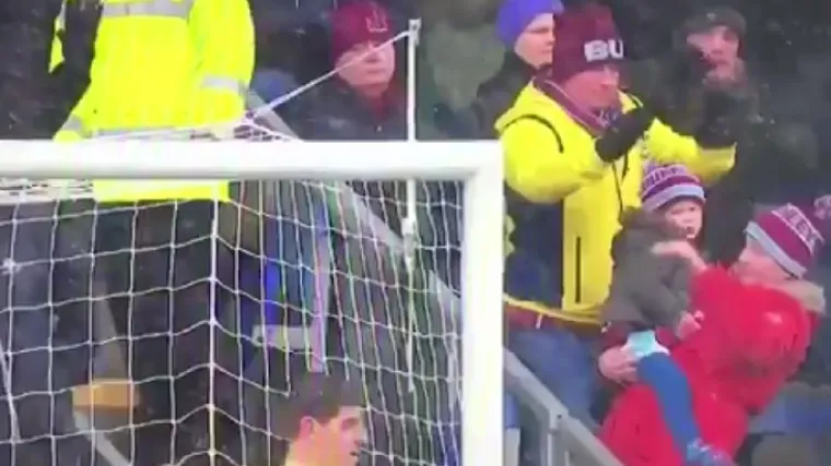 Pogledajte kako je engleski navijač spasio dijete i odu&scaron;evio svijet