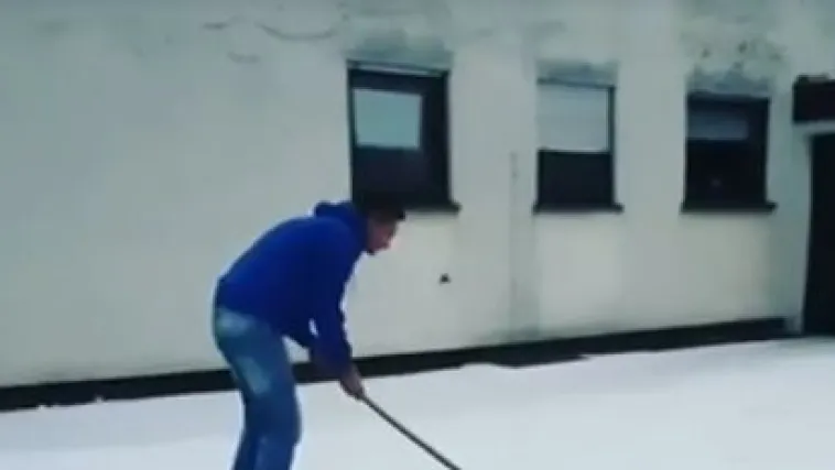 Čovjek se snašao: snimka Dalmatinca kako čisti snijeg u Njemačkoj postala hit na Facebooku