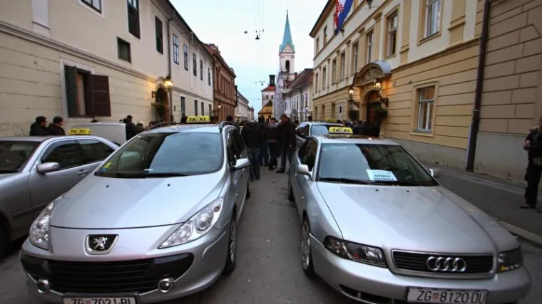 Taksisti prijete kolapsom ako ministarstvo ne zabrani Uber
