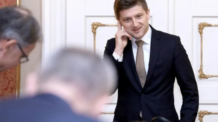 Neki svećenici ostali u čudu, Marić objasnio &scaron;to će im sve oporezivati