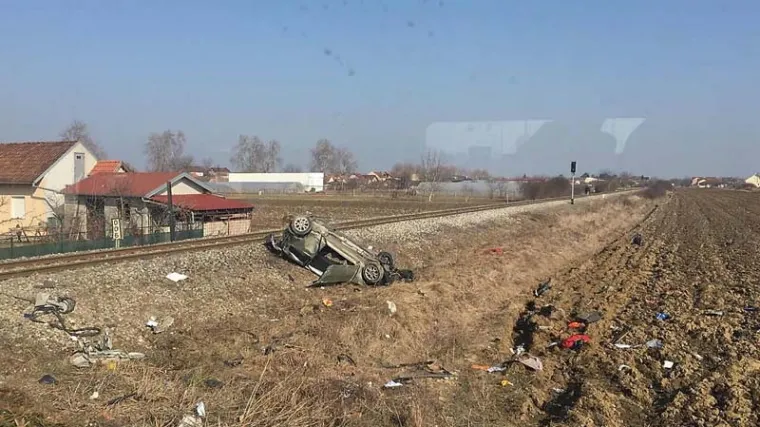 Vlak naletio na automobil na prijelazu i potpuno ga zdrobio