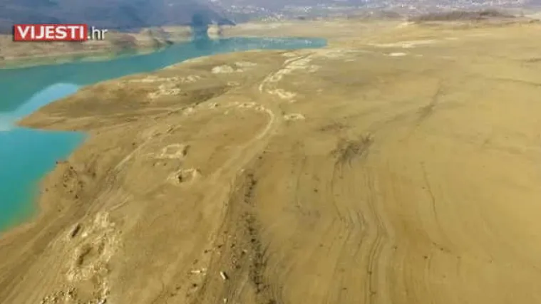 Ne, ovo nije povr&scaron;ina Mjeseca! Isu&scaron;ilo se jezero u BiH i stvorilo nevjerojatne prizore