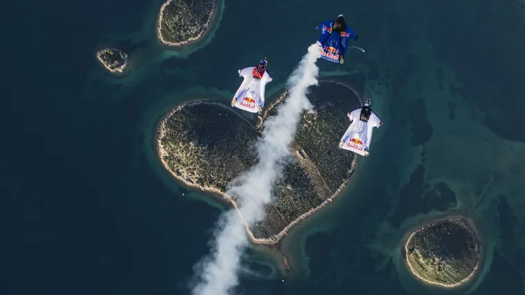 Nebeska razglednica za Valentinovo: padobranski trojac skokom iz aviona poslao svijetu razglednicu iz Hrvatske