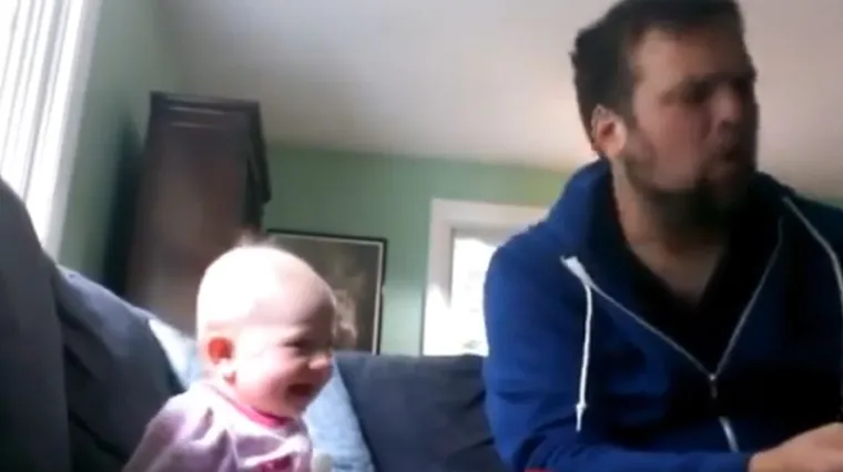 Beba se smije do suza dok joj ujak čita slikovnicu!